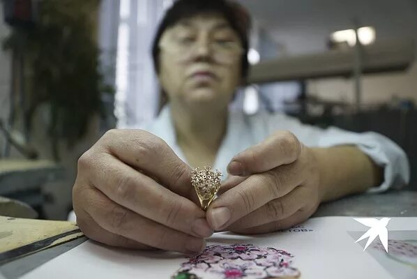 Ювелир обучение. Екатеринбургские ювелиры. создатель украшений. ювелирное завод в китае. ювелир факультет.