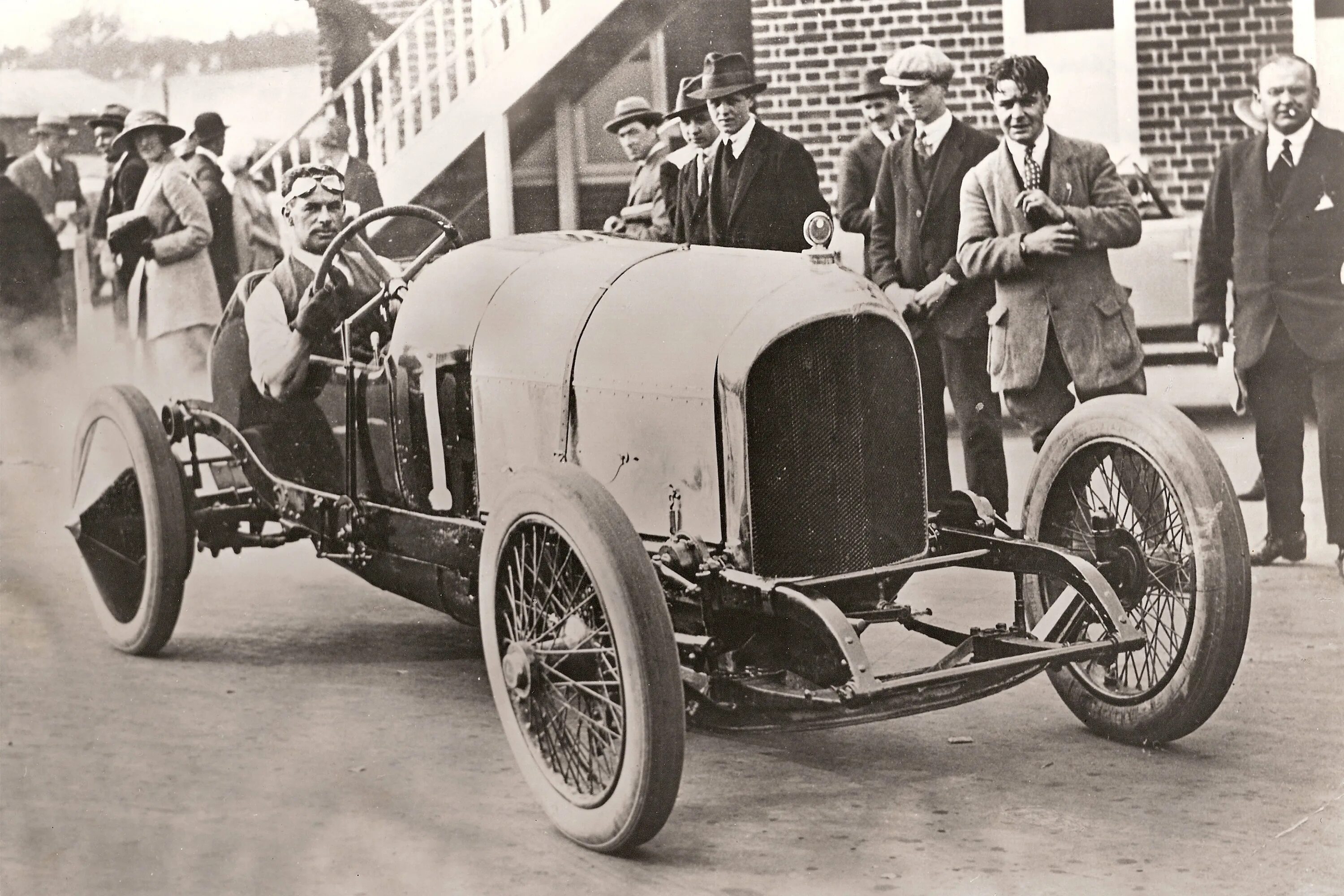 Первая компания автомобилей. Bentley 1919. Первый автомобиль Бентли. Бентли 1921. Самый первый автомобиль Бентли.