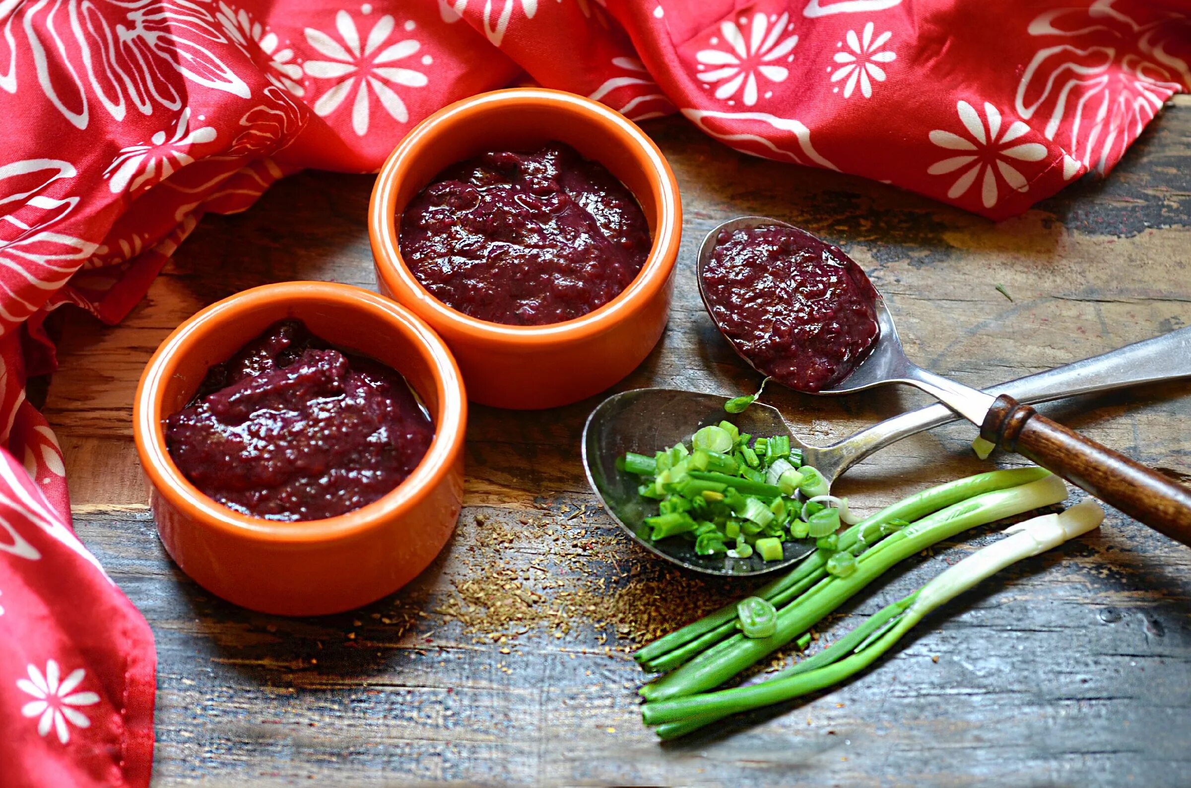 Домашний кетчуп. Базиликовый соус суго. Грузинский соус ткемали. Ткемали из алычи. Аджика "закусон".