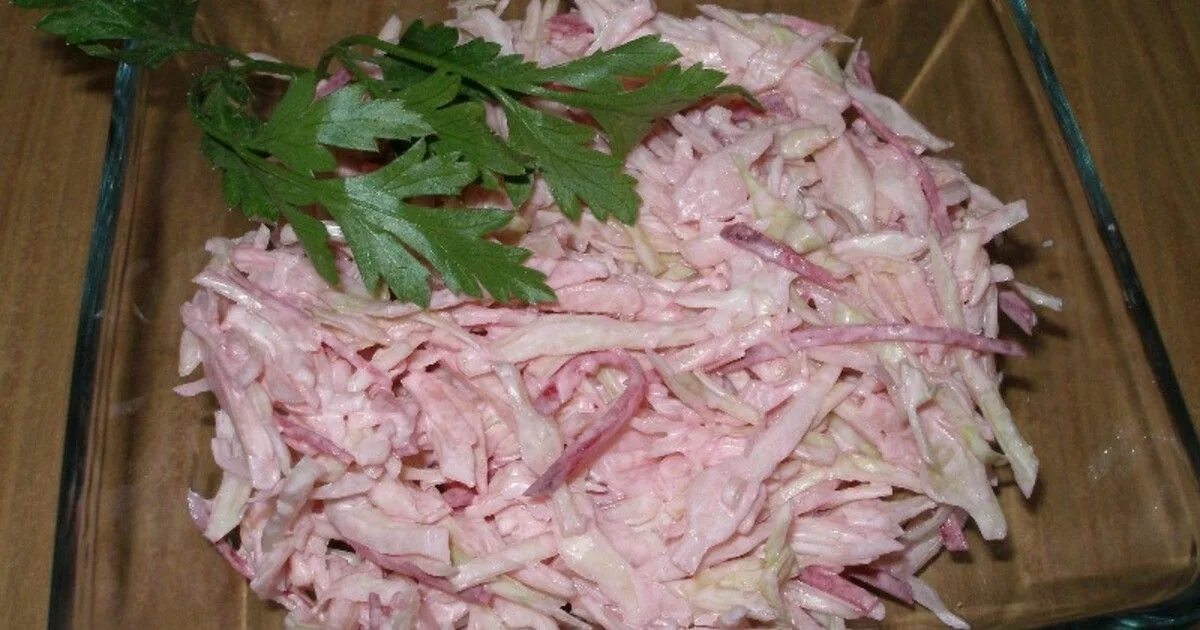 Салат розовый фламинго. Салат фламинго. розовый салат. розовый салат из капусты.