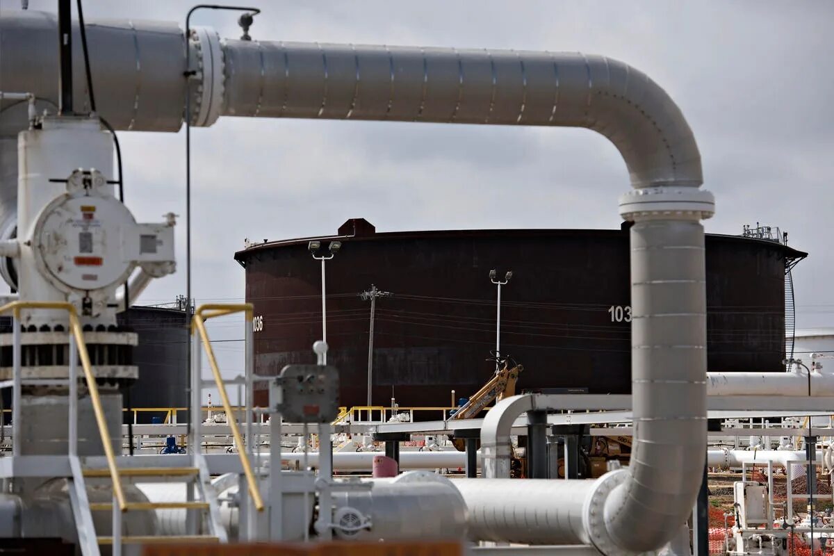 Нефтяной резервуар. Резервуар для нефти. нефтехранилище. кушинг нефтехранилище.