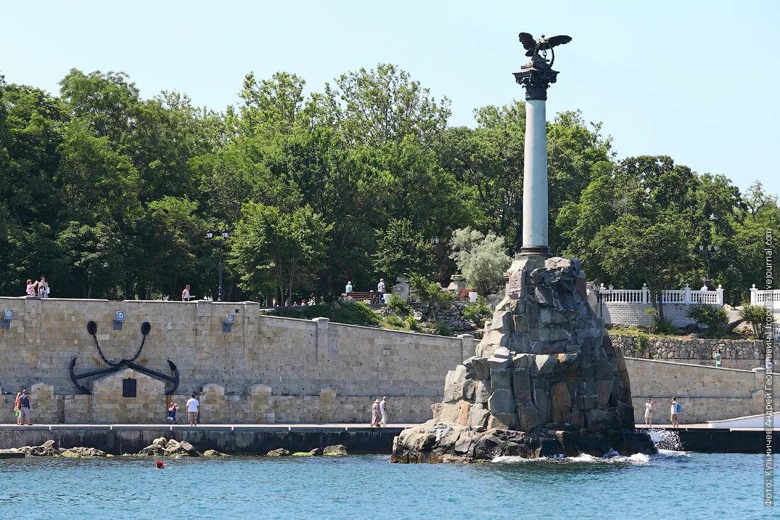 Севастополь памятник затопленным. Севастопольская бухта памятник затопленным кораблям. Орел на памятнике затопленным кораблям в Севастополе.
