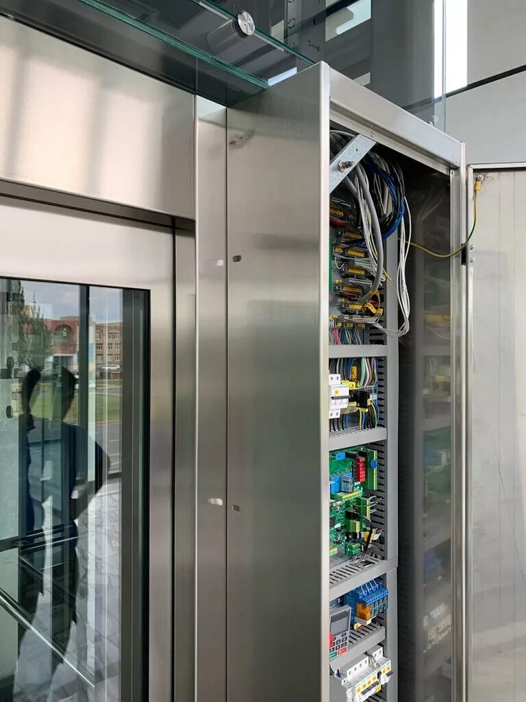 шкаф управления лифтом на стене отис. управляющий лифтом. управляющий лифтом. лифт kleemann line 2000. шкаф управления лифтом укл.