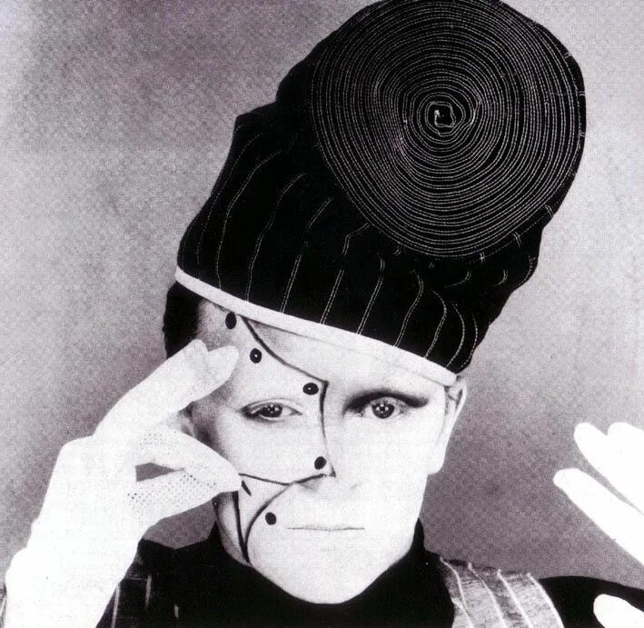 Make strange. Стив стрейндж. visage steve strange. visage группа 1980. дэвид боуи в шляпе.