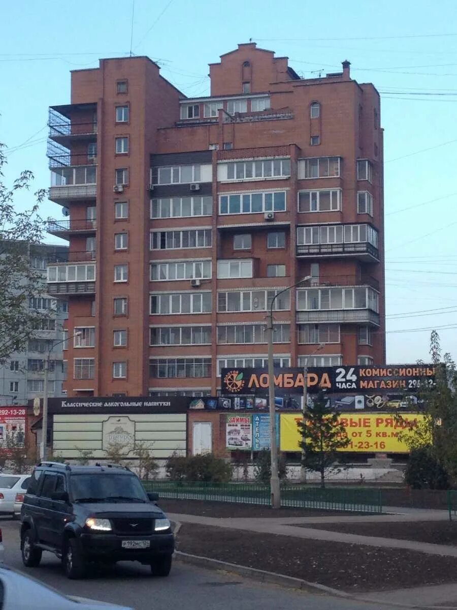 Никому до нас нет дела": на Урванцева из-под асфальта уже неделю сочится вода