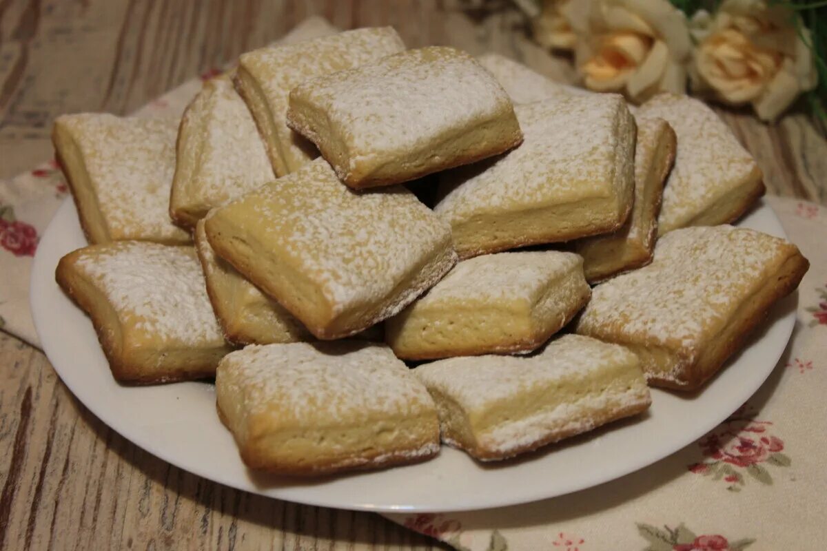 Рассыпчатое печенье на сливочном масле. Сметанное печенье. Печенье к чаю. Печенье «песочное». Печенье на сметане в духовке.