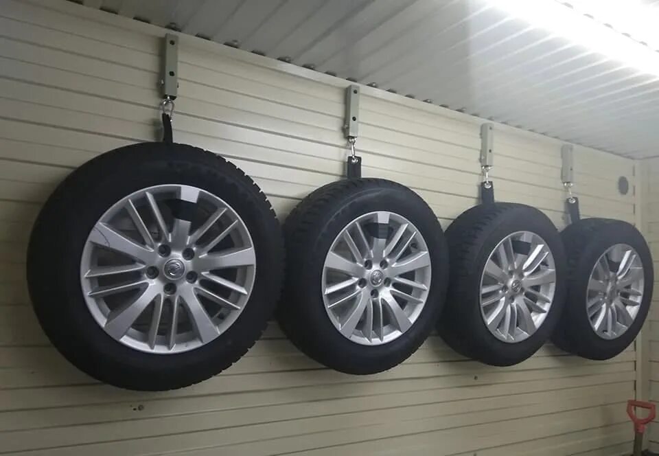 Simple DIY Tire Shelf Organisation de garage, Diy rangement, Rangement outils ja