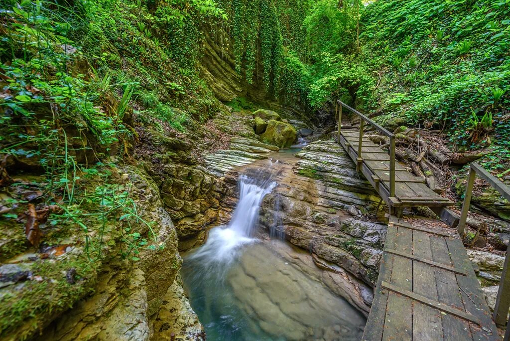 Водопадная щель. Мамедово ущелье каньон лазаревское. Шепси сочи водопады. Щель природа. Водопады реки куаго краснодарский край.