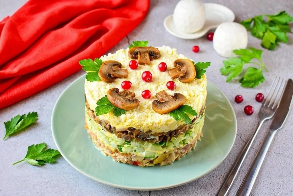 салат из копчёной курицы с ананасами и грибами. салат с копчёной курицей и грибами. салат с грибами и сыром. салат из шампиньонов и куриной грудки. салат с копчёной курицей.