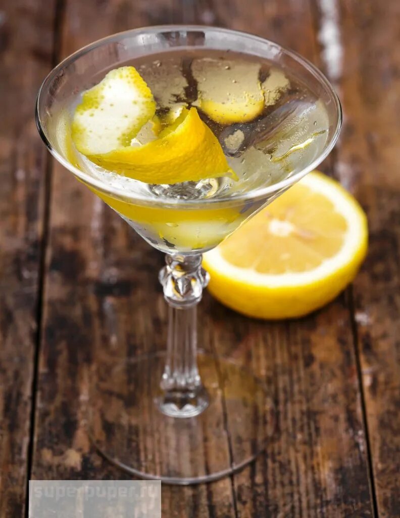 Gin fizz коктейль. Бэзил смэш коктейль. Коктейль мороженое лимончелло. Мартини с джином коктейль. Юдзу физз.
