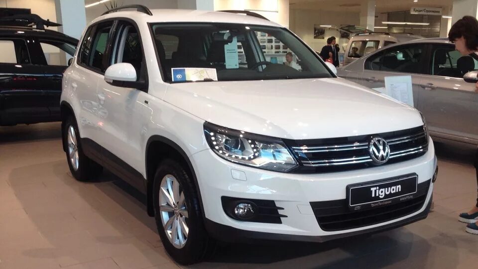 Купить дизельный фольксваген. Tiguan 2015 2.0. Tiguan Volkswagen 2015 комплектация. Tiguan 1 2015. Фольксваген Тигуан 2.0 TSI.