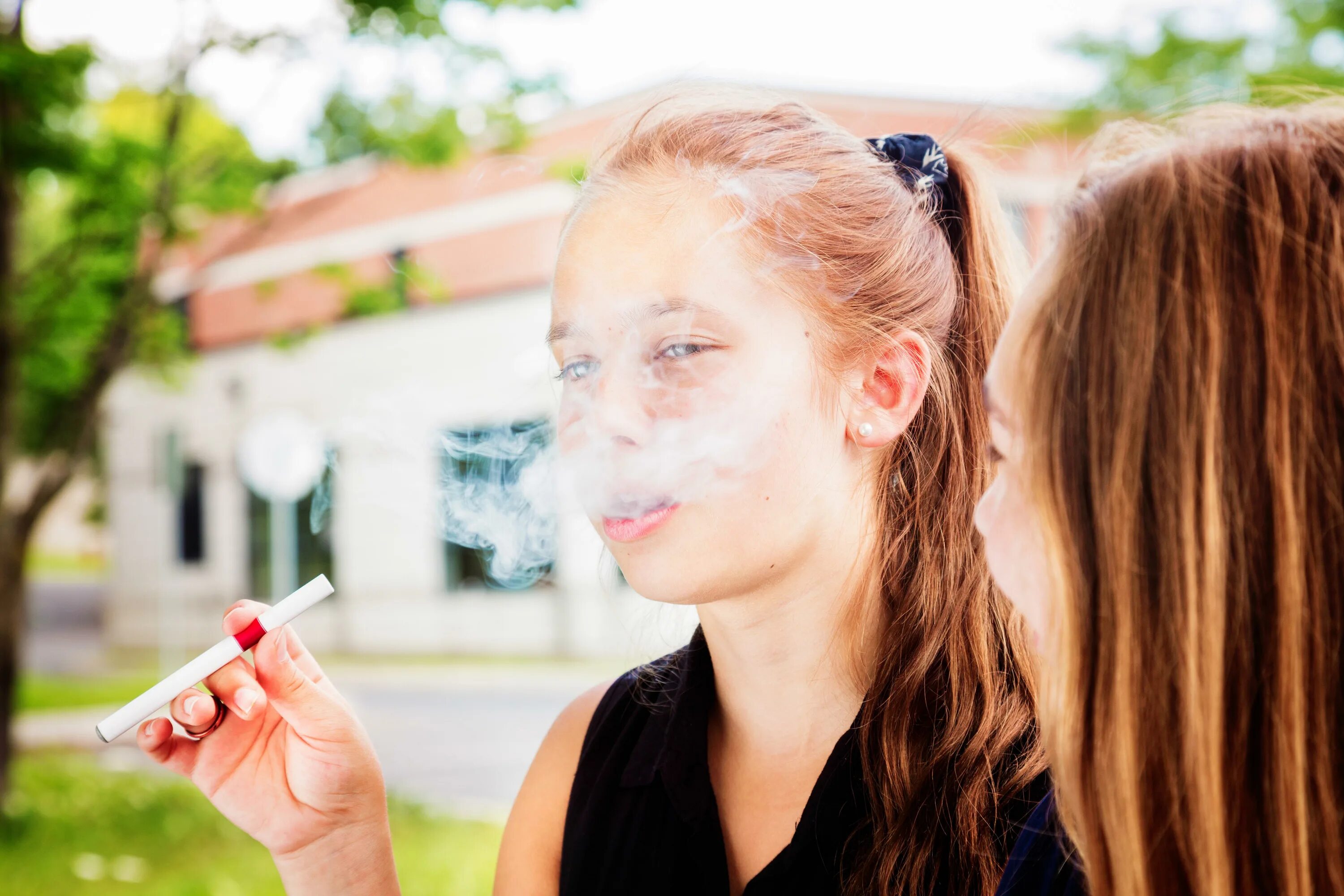 Воняют подростки. Курящий подросток. Подросток с сигаретой. Курящая девушка подросток. Девочки подростки курят.