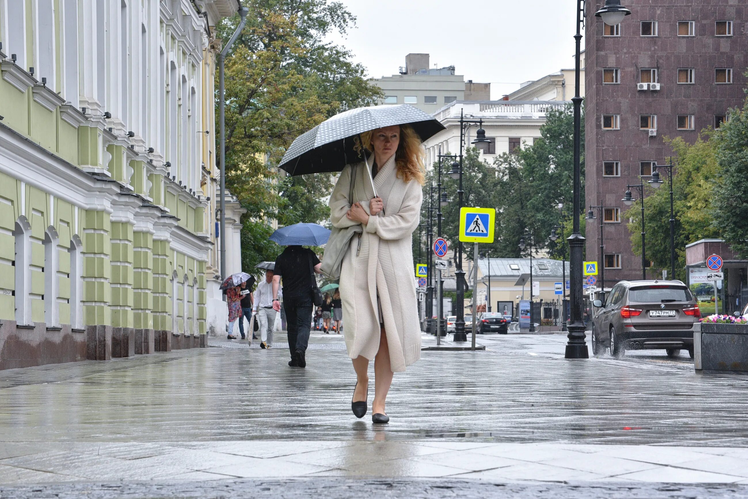 Прохладное лето в россии. Летний дождь в Москве. Прохладное лето в Москве. Летняя дождливая Москва. Дождливый день в Москве.