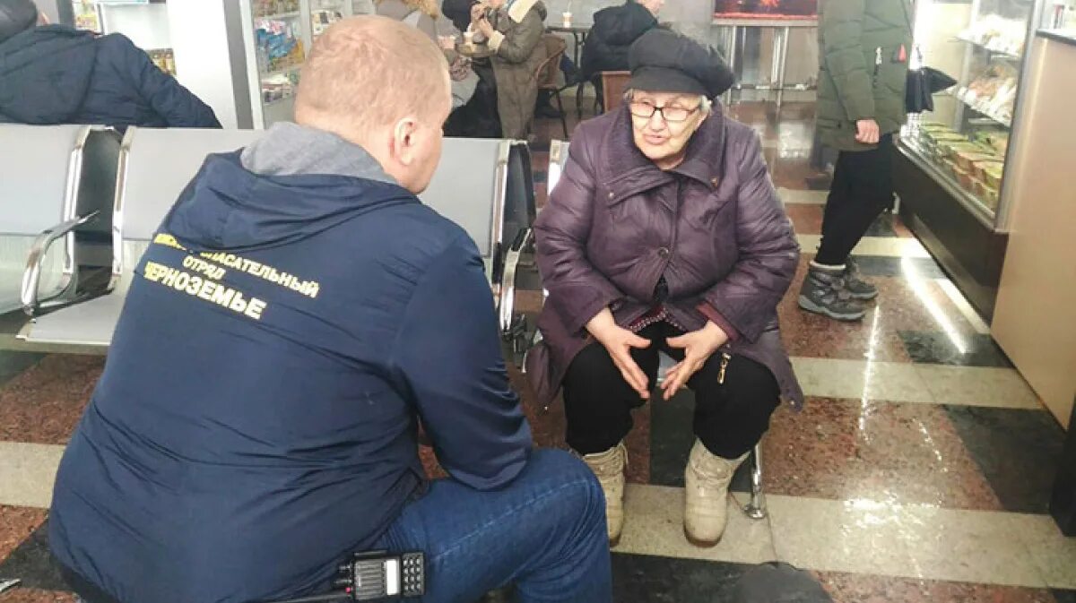 Бабка на вокзале. Старушка на вокзале. Бабуля на вокзале. Смешные старухи на вокзалах. Пенсионерка страдает