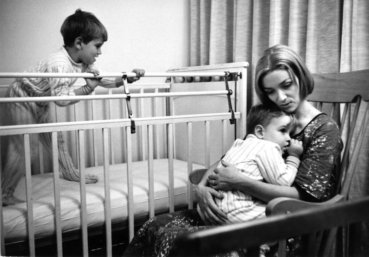 Советское время мам. Советские женщины с детмм. Мама и дети трогательные. Женщина с ребенком. Советская мама.