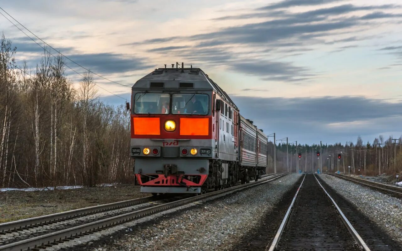 Ретро поезд. Усинск сыктывкар жд. Тэп70 коми. Станция янью республика коми. Станция иоссер.