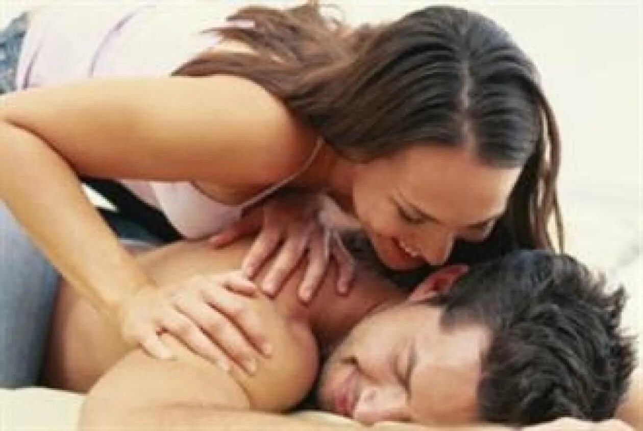 Лижет девушке спину. Gives her man.