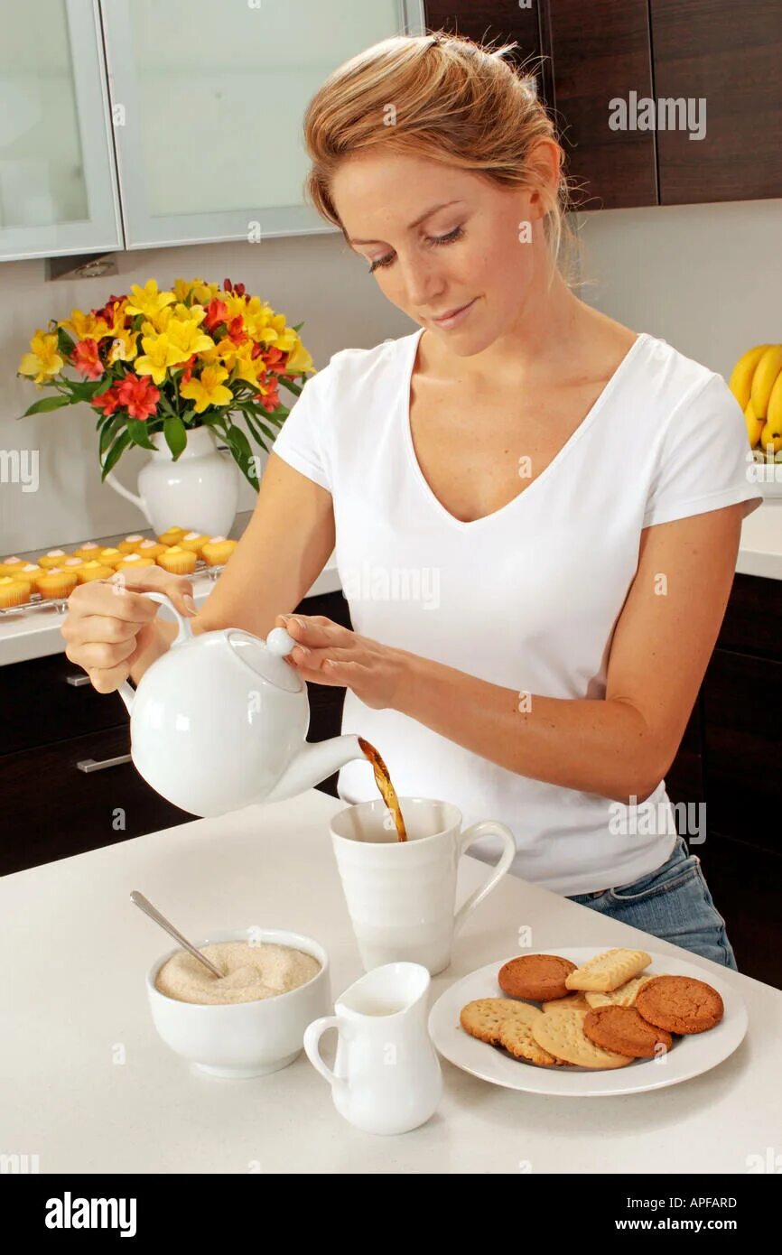 The woman in picture 1 is making. Make tea. The woman in picture 1 is making. Женщина в стрессе. Kitchen two girls.
