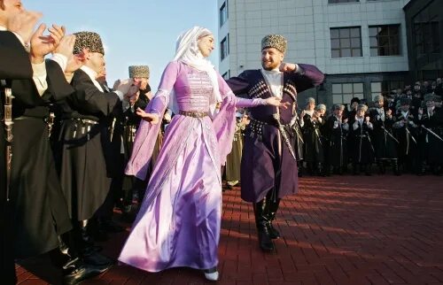 Г1иллакх оьздангалла. Чечня мужчины и женщины. Чеченский национальный костюм. Чеченская любовь. Красивые пары чечни.