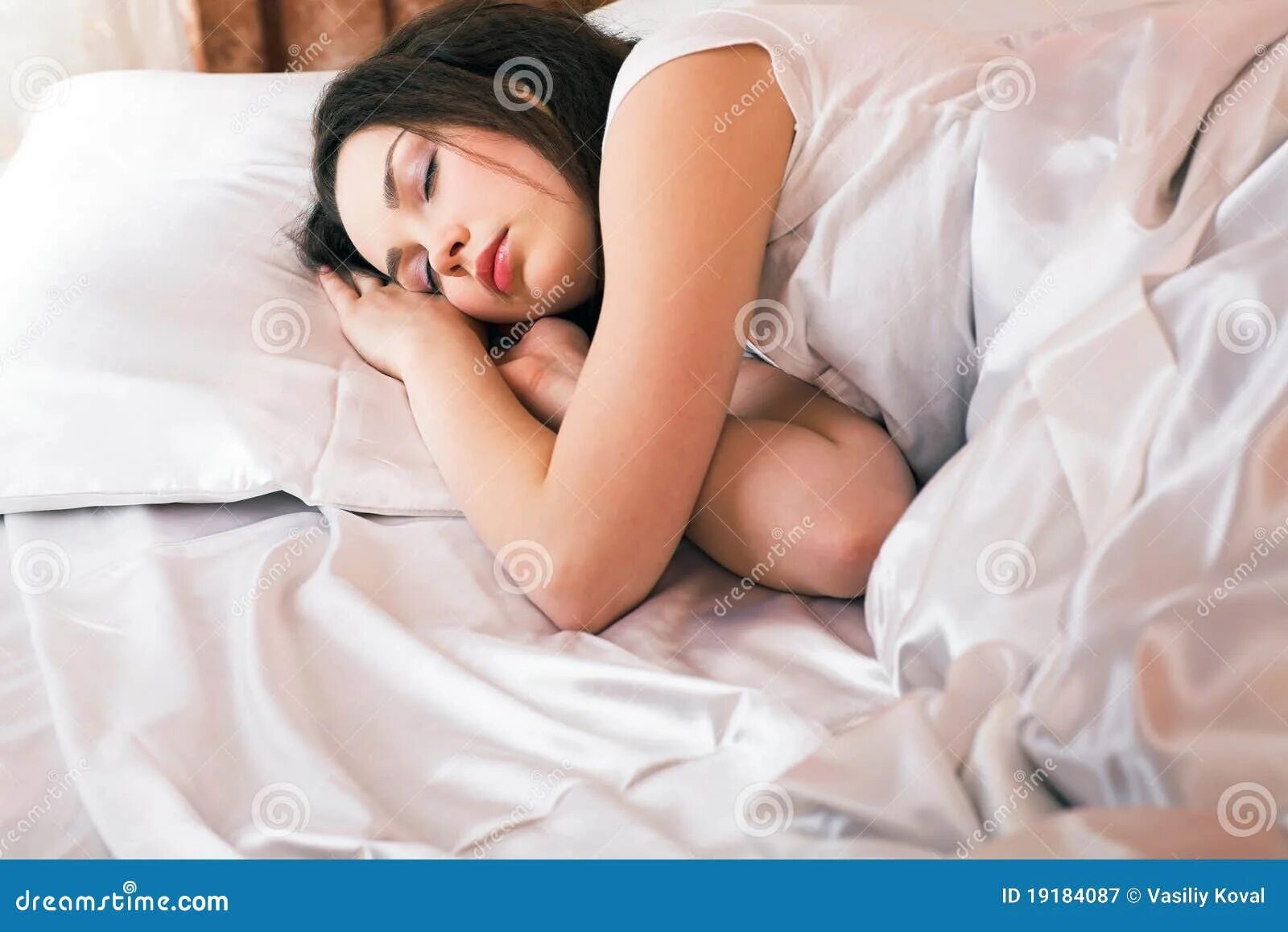 Спящие девушки любительские. Полные женщины в постели.