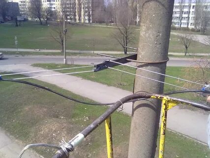 Провод крепится к столбу на высоте