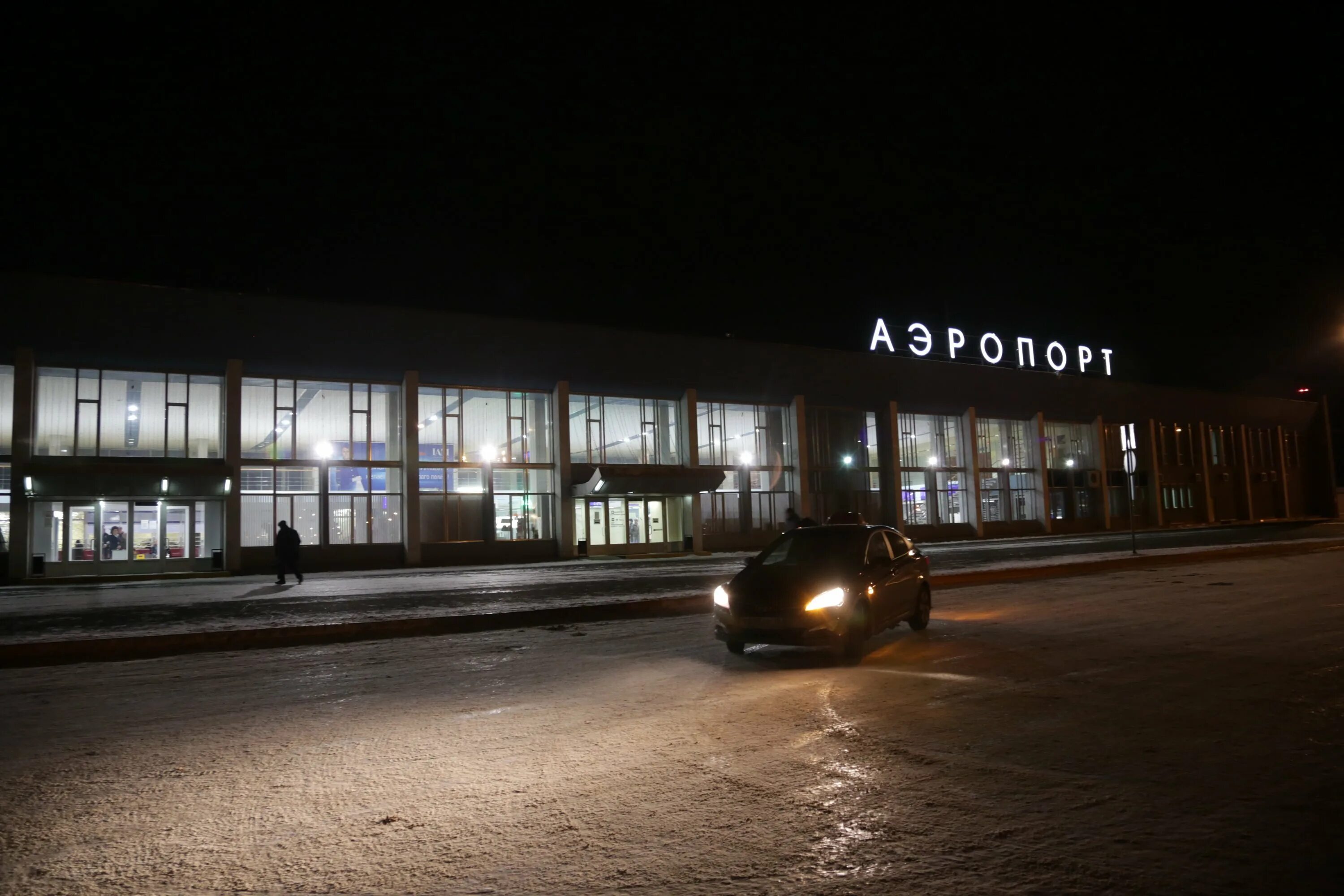 Аэропорт ижевск. Ижевский аэропорт. аэропорт ижевск ночью. аэропорт ижевск зима. аэропорт ижевск зимой.