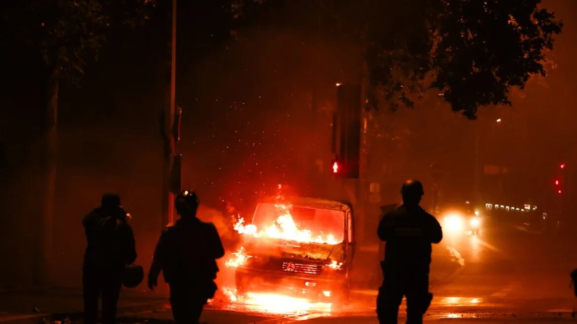 Париж массовые беспорядки 2023. Полиция Франции беспорядки. Массовые беспорядки во Франции.