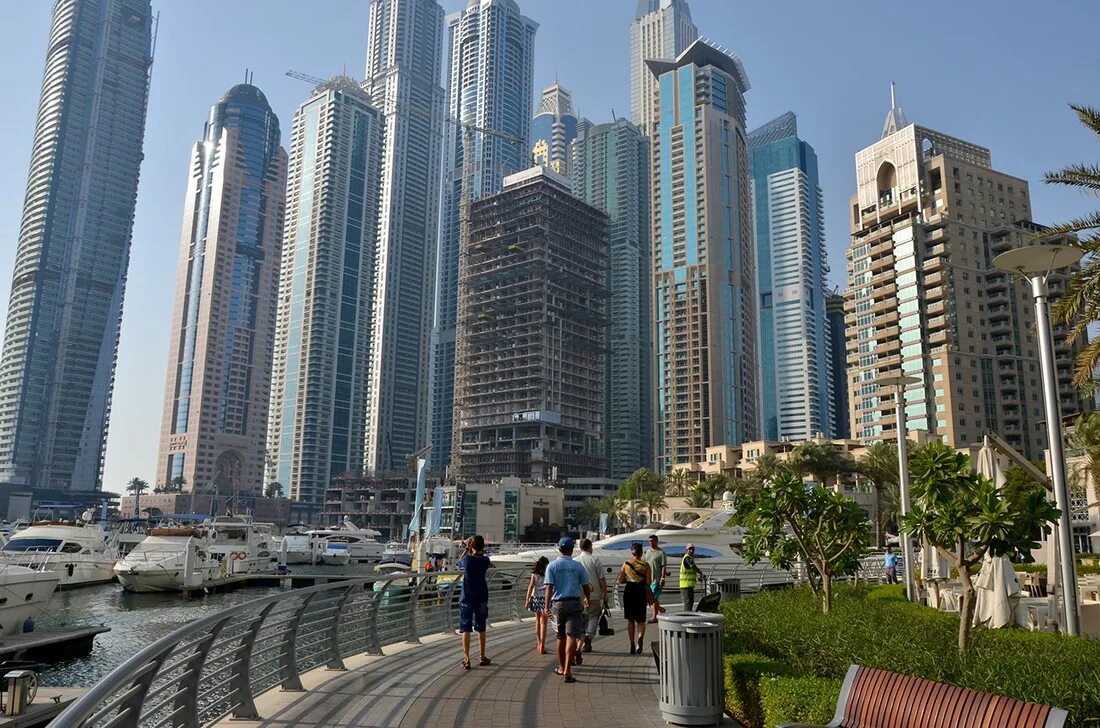 Дубай небоскребы. Небоскребы Дубая. Джумейра Эмирейтс Тауэрс. Высотки Джумейра в Дубае. ОАЭ небоскреб полумесяц.
