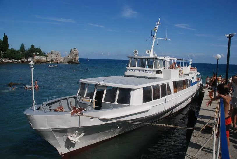 прогулка на катере. прогулочный катер катал туристов 2 часа. водные развлечения на море. речной трамвайчик москва 210 пермь. катер открытый прогулочный.