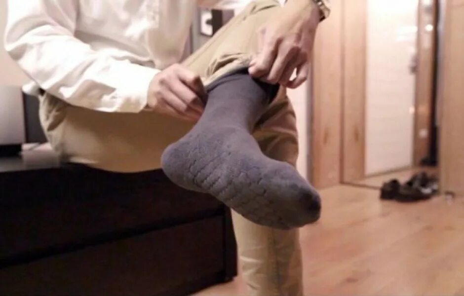 Мужские ноги в носках. Мужские ступни в носках. Потные носки.