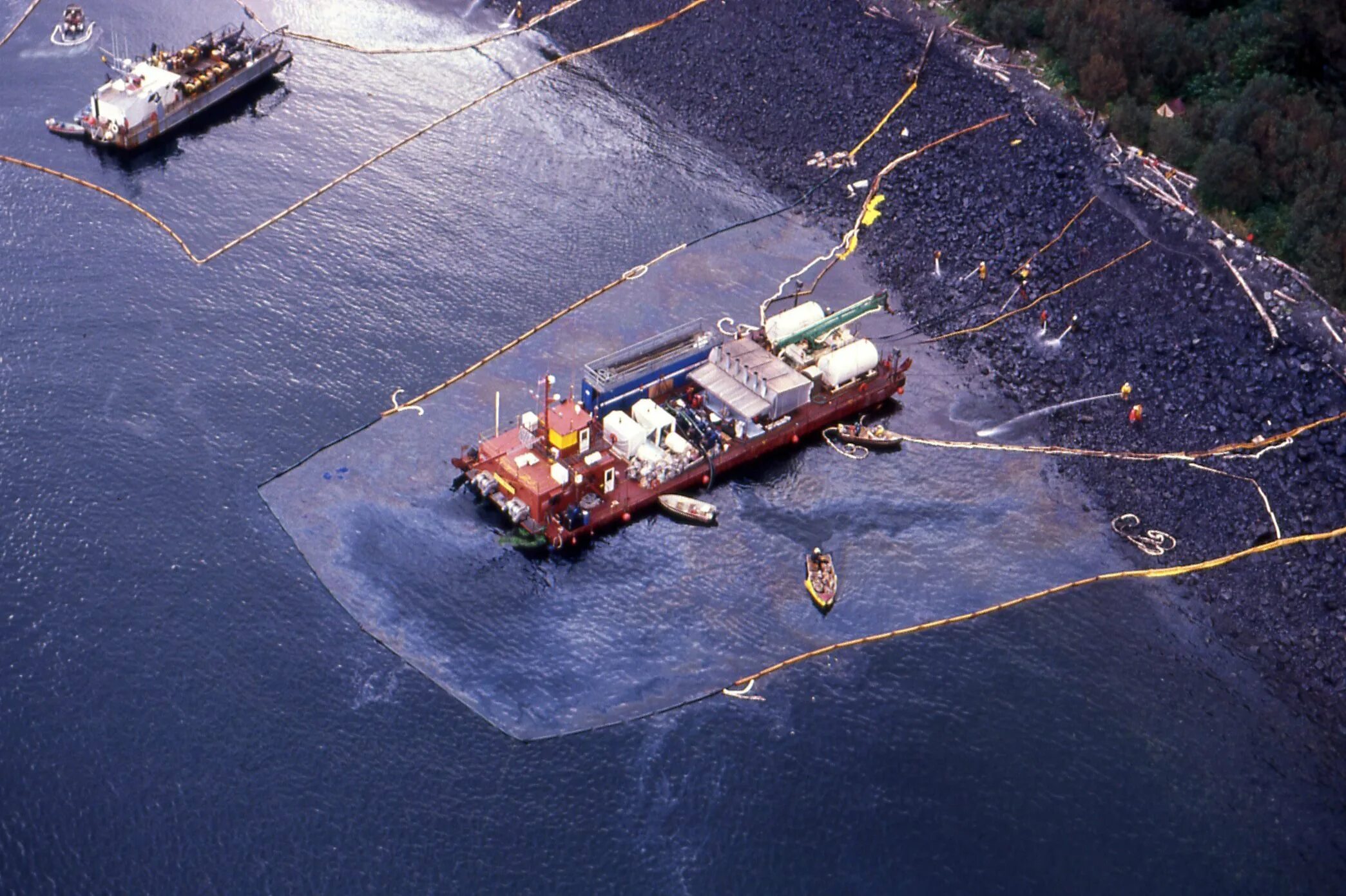 Скидывает проблемы. Эксон Валдиз 1989. Танкер Эксон Вальдез катастрофа. Эксон Вальдез корабль. Разлив нефти с танкера Exxon Valdez.