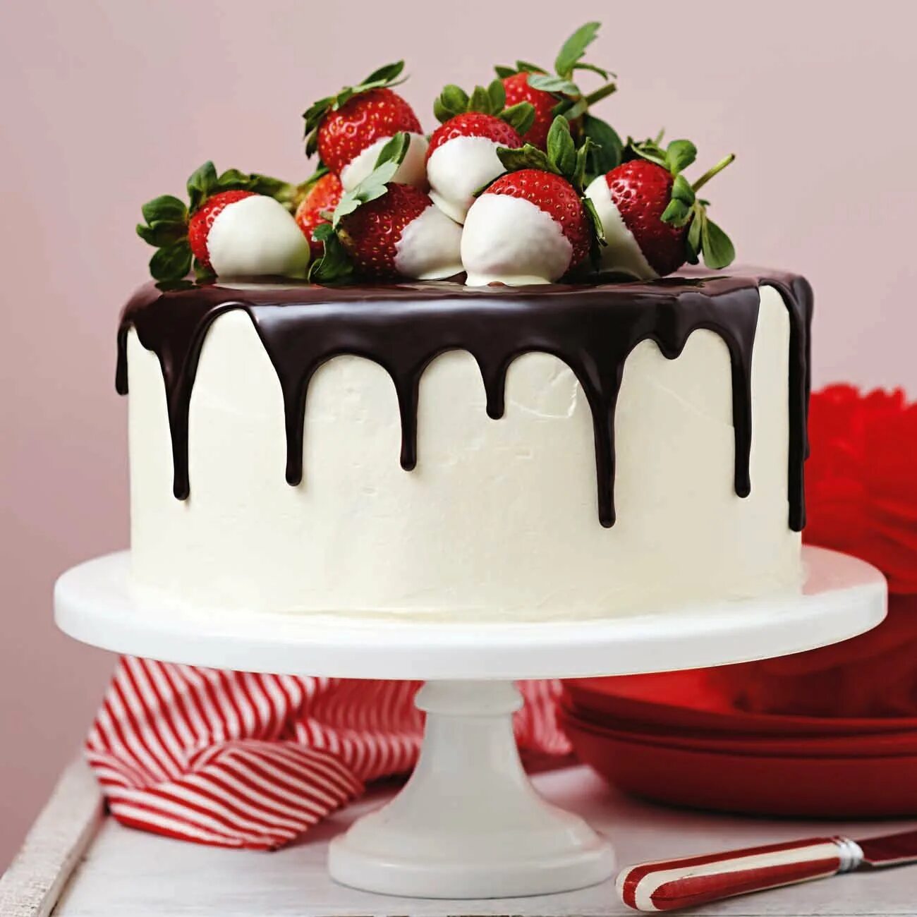 Красивые торты. Декор торта на день рождения. Стильное украшение торта. Красивые торты на день рождения. Торт с клубникой дизайн