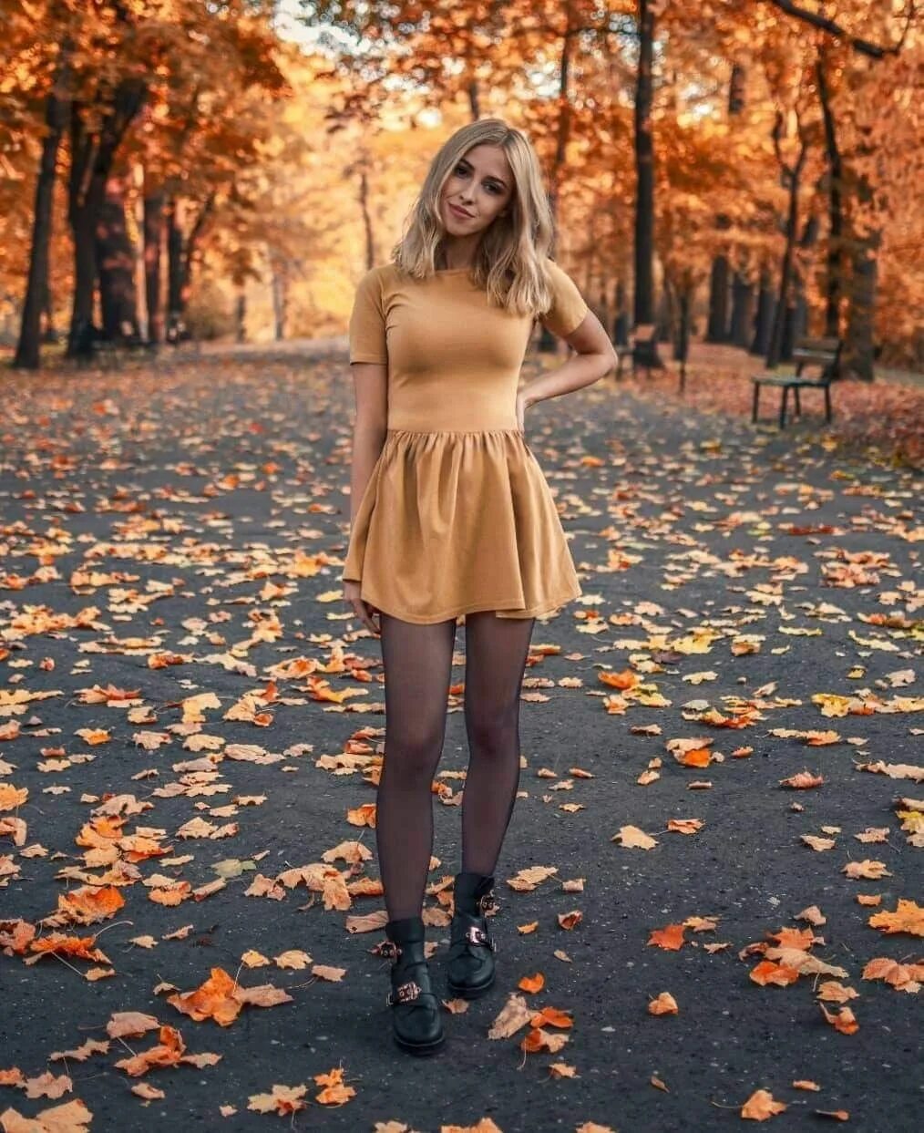 Девушки осенью в мини