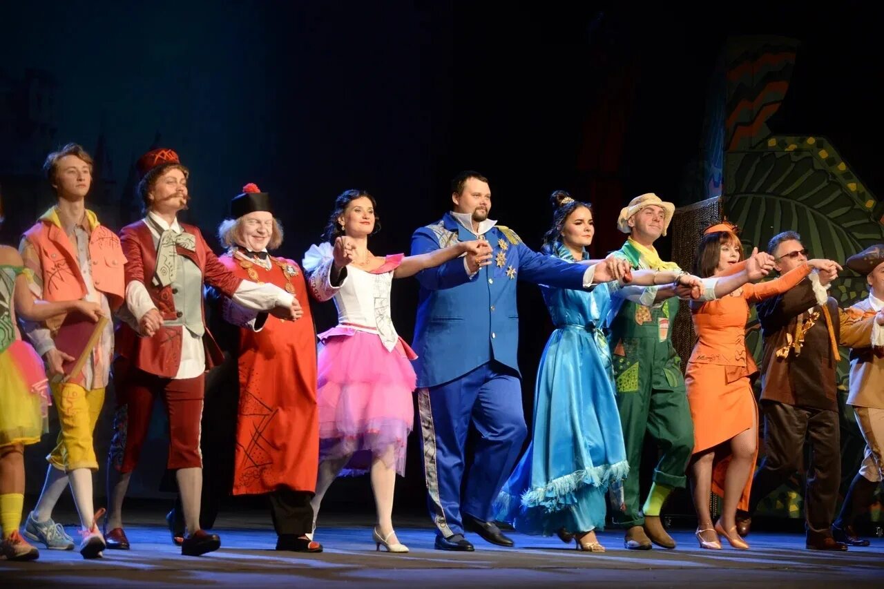 М. М. Спектакли череповец. Тетушка чарлея спектакль кимры. Бременские музыканты спектакль.