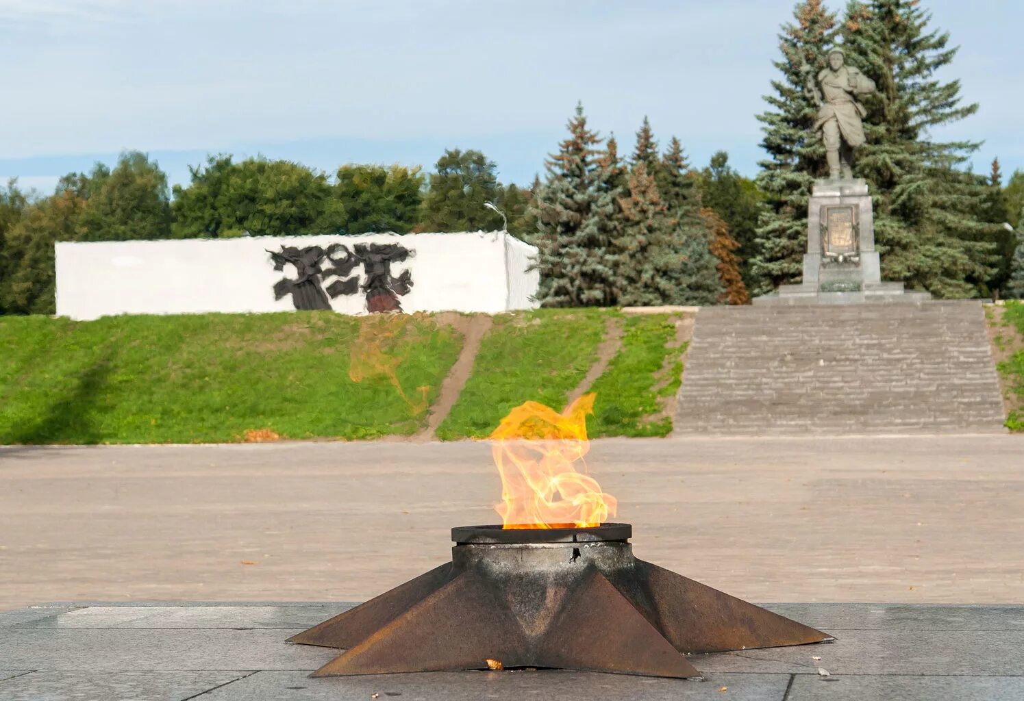 Вечный огонь город Великие Луки. Великие Луки город воинской славы. Город Великие Луки город воинской славы. Великие Луки памятник воинской славы.