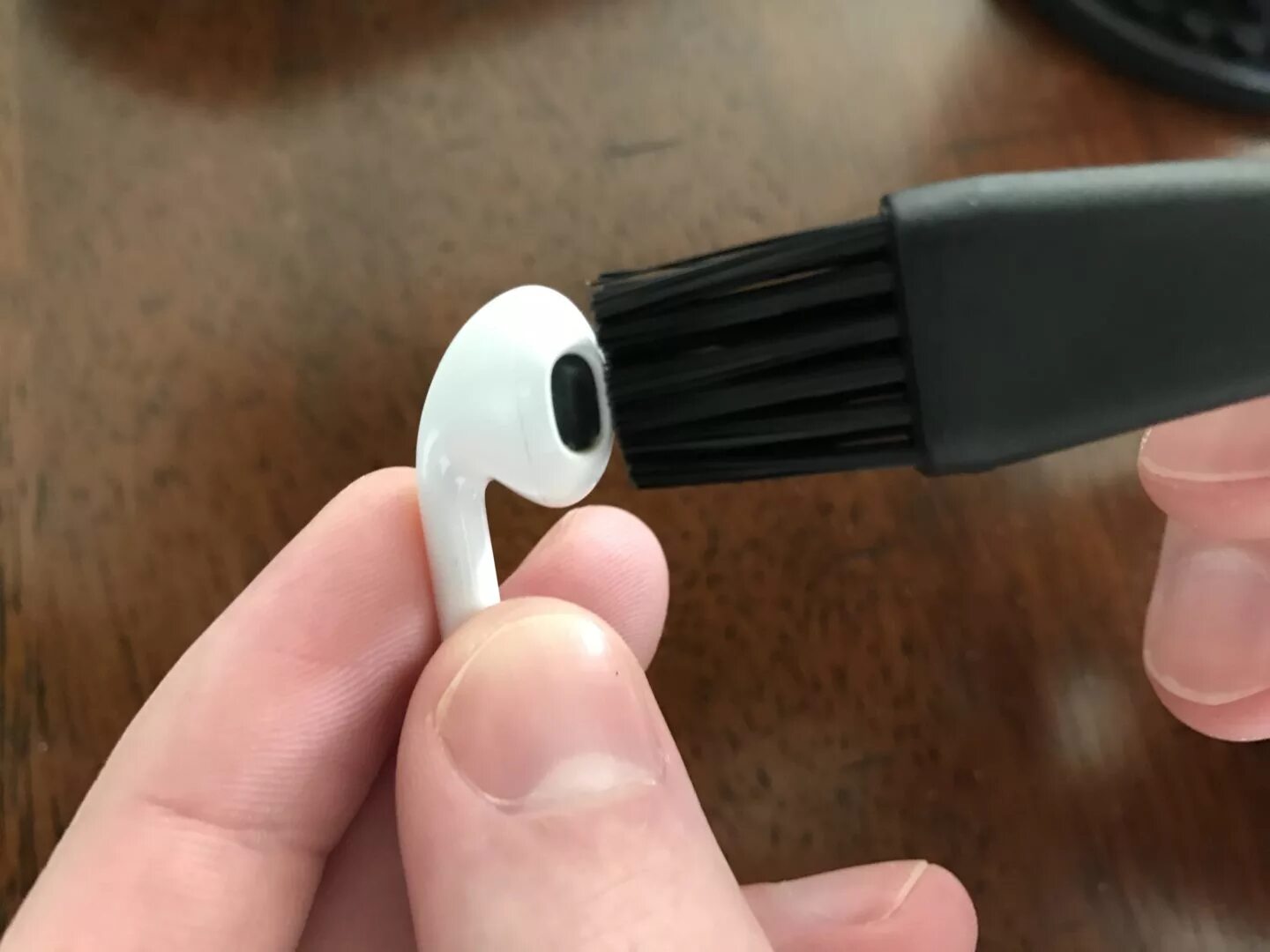 Почему играет один наушник airpods. Чистка наушников Earpods 2. Чистка наушников Apple Earpods. Чистка наушников Apple Earpods 1. Чистка наушников аирподс.