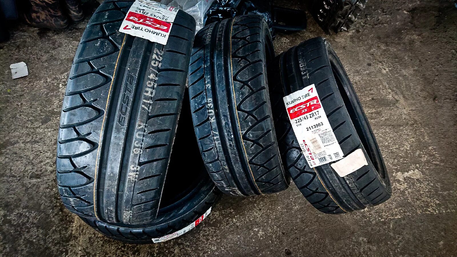 Kumho ecsta ps91. 235 40 r18 kumho. 235 40 r18 kumho. Автомобильная шина kumho ecsta le sport ku39 235/40 r17 94y летняя. Кумхо ps91.
