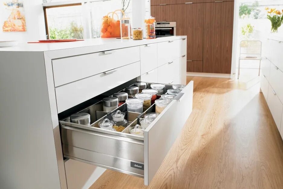 Ящик снизу. Ящики Blum LEGRABOX. Space Tower Blum тандембокс. Кухонная фурнитура Blum. Blum фурнитура для кухни.