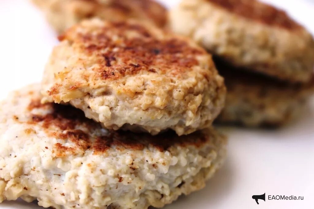 котлеты с геркулесом и фаршем на сковороде сочные.