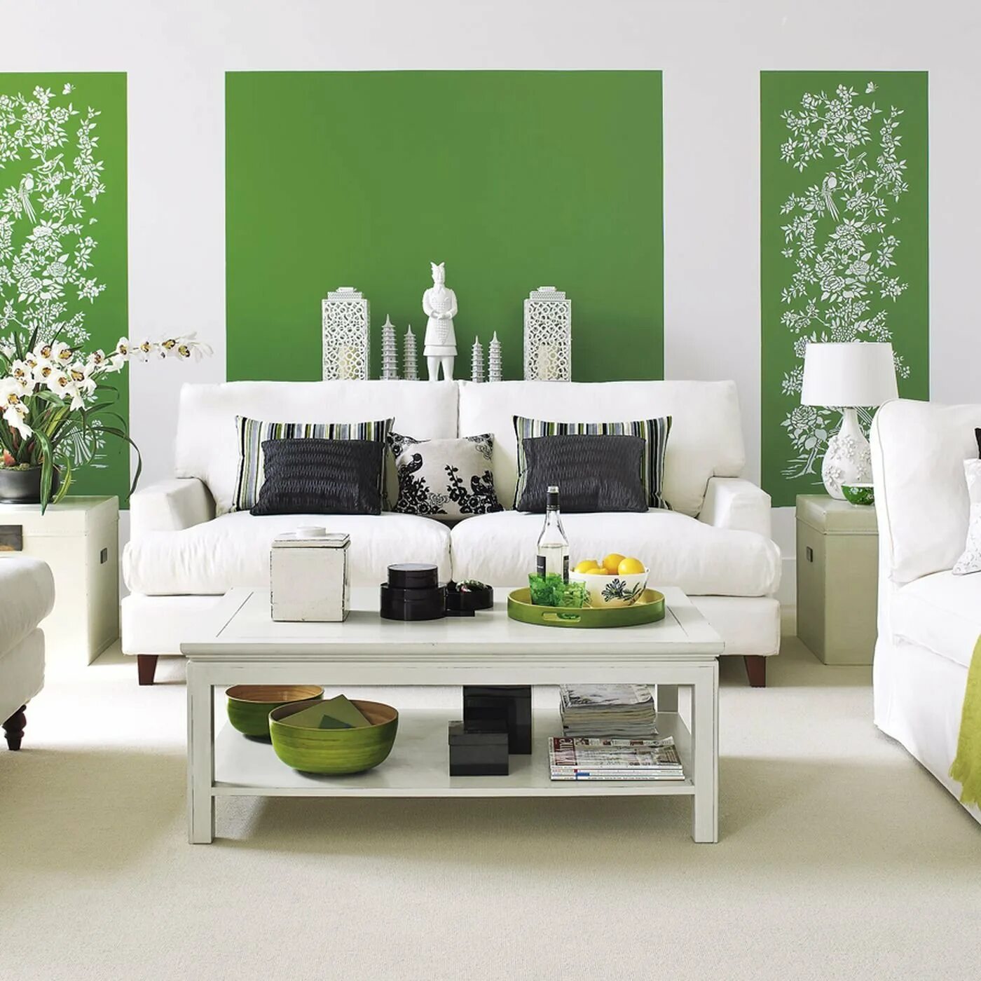 Белый сочетание интерьер. Интерьер в бело зеленых тонах. Гостиная в бело зеленых тонах. Интерьер в бело зеленом цвете. Зеленые стены белая мебель.