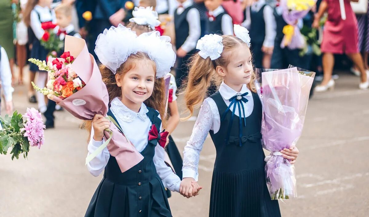 С 1 сентября первокласснику. Первоклассница с цветами. Первоклассница 18. Злая первоклассница. Первоклашка с бантами.