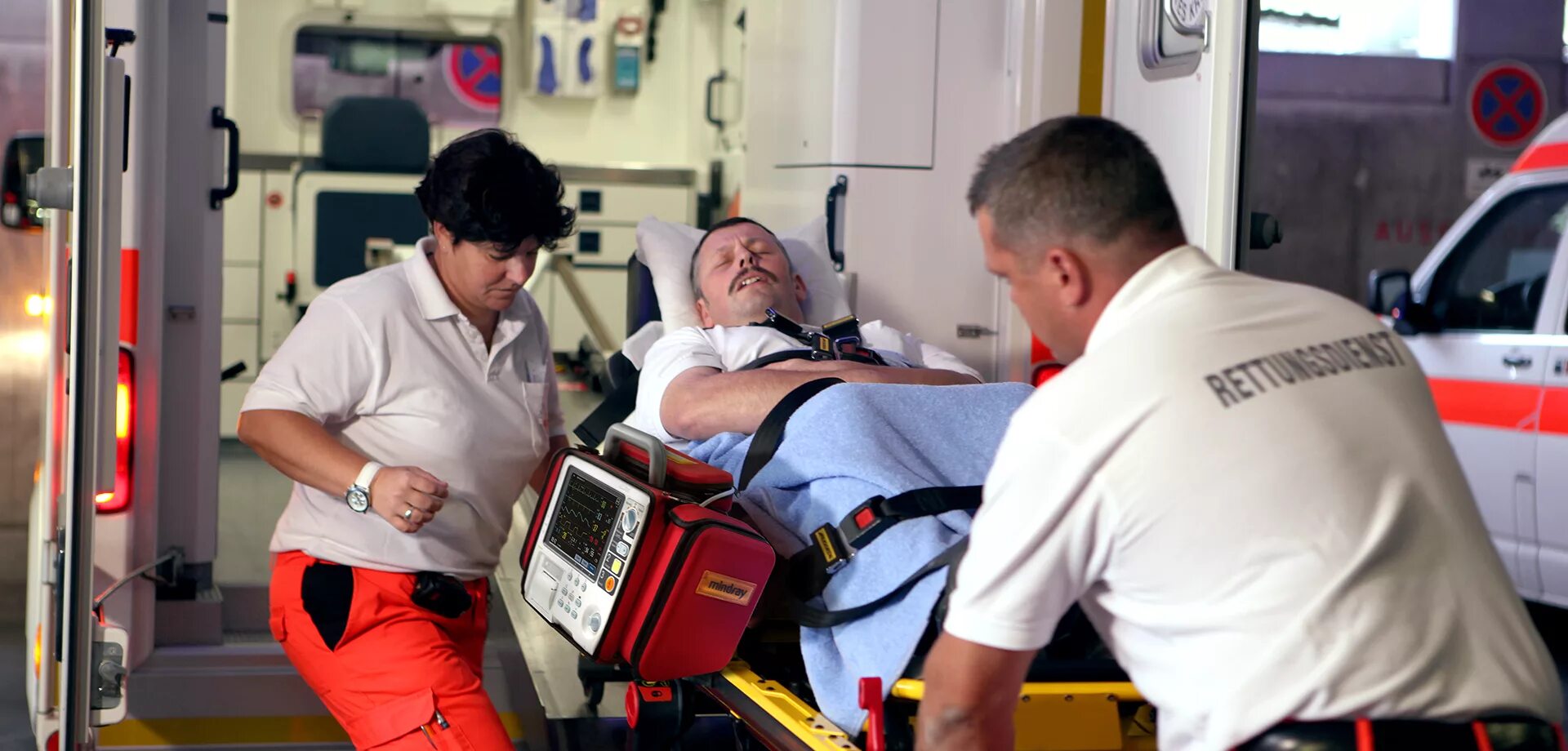 Оказание первой помощи скорой. Оказание скорой помощи. Оказание медицинской помощи. Фельдшер скорой медицинской помощи. Фельдшер скорой медицинской помощи.