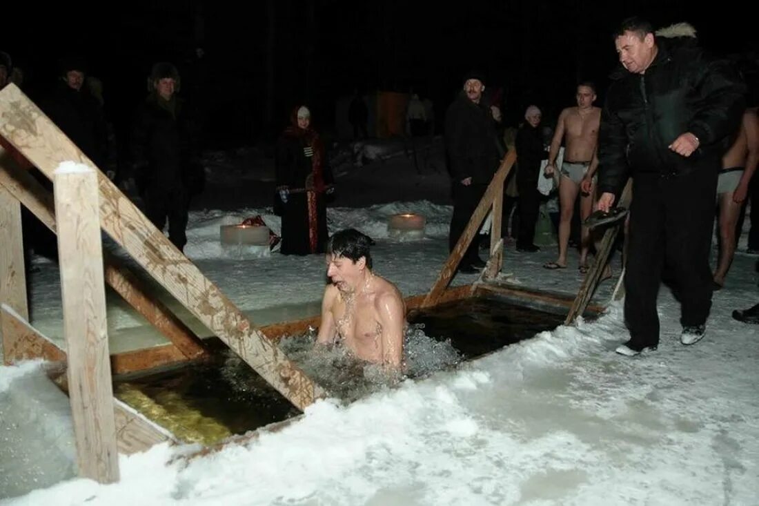 Купель где. Крещение прорубь. купель в проруби. купание на крещение. крещенское купание в проруби.