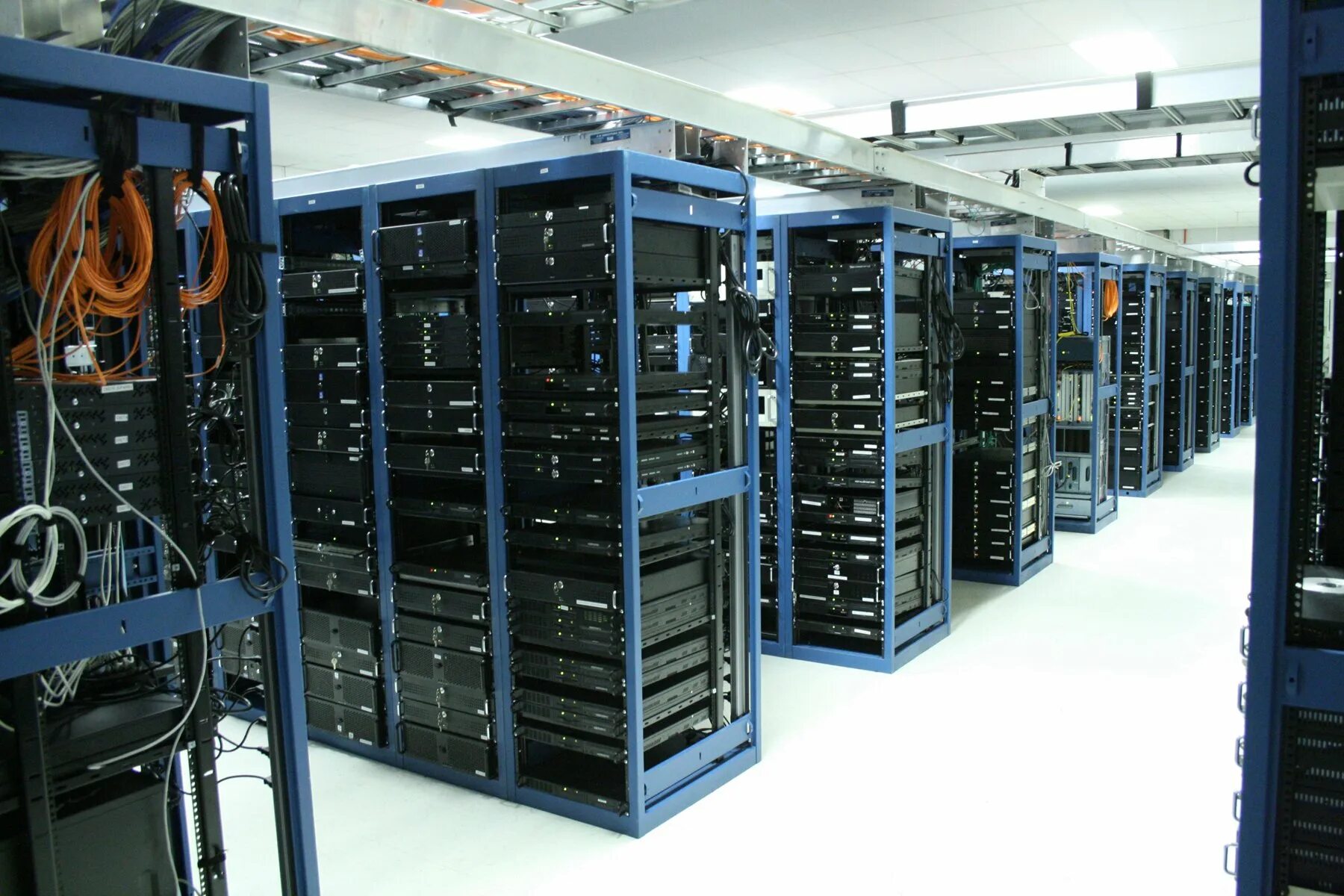 Server хостинг. ВДС сервер. Серверная машина. Серверная комната. Компьютерное и серверное оборудование.