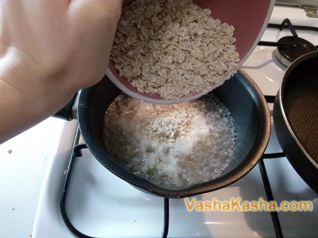Овсяная каша на воде на плите. Овсянка в кастрюле. кастрюлька с овсянкой. овсяная каша в кастрюле. овсянка для варки.