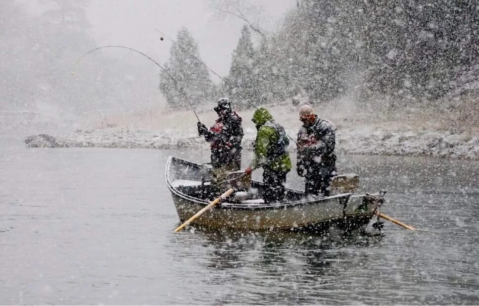 Ловить погоду. Рыбак в лодке. Лодка для рыбалки. Рыбак в дождь. Рыбалка в непогоду.