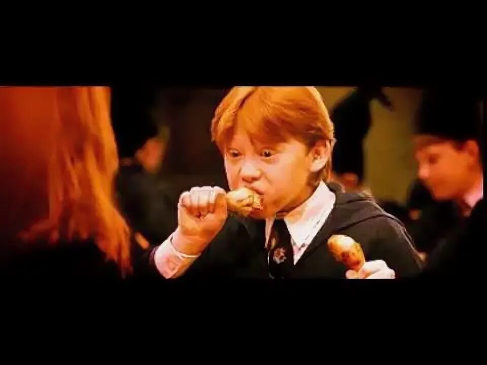 Ron Weasley eating Chicken. Маленький Рон Уизли ест курицу. Рон Уизли ест курицу гиф. Ron Weasley eating. Рон ест