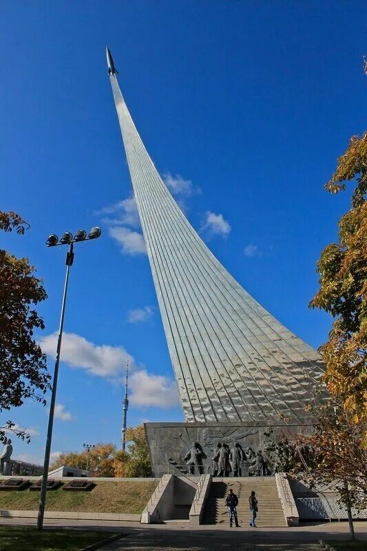 Музей космонавтики в москве монумент. Памятник-обелиск «покорителям космоса» — москва. Музей космонавтики москва памятник. Музей космонавтики москва памятник. Музей космонавтики москва памятник.