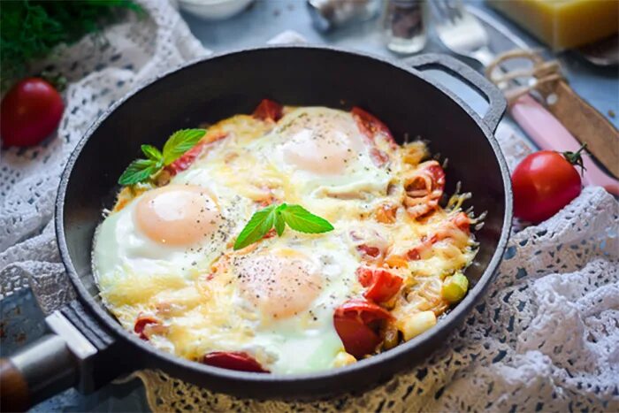 Яичница с беконом и помидорами. Омлет с беконом и помидорами. Яичница с беконом на сковороде. Яичница в помидоре на сковороде. Бекон с помидорами на сковороде