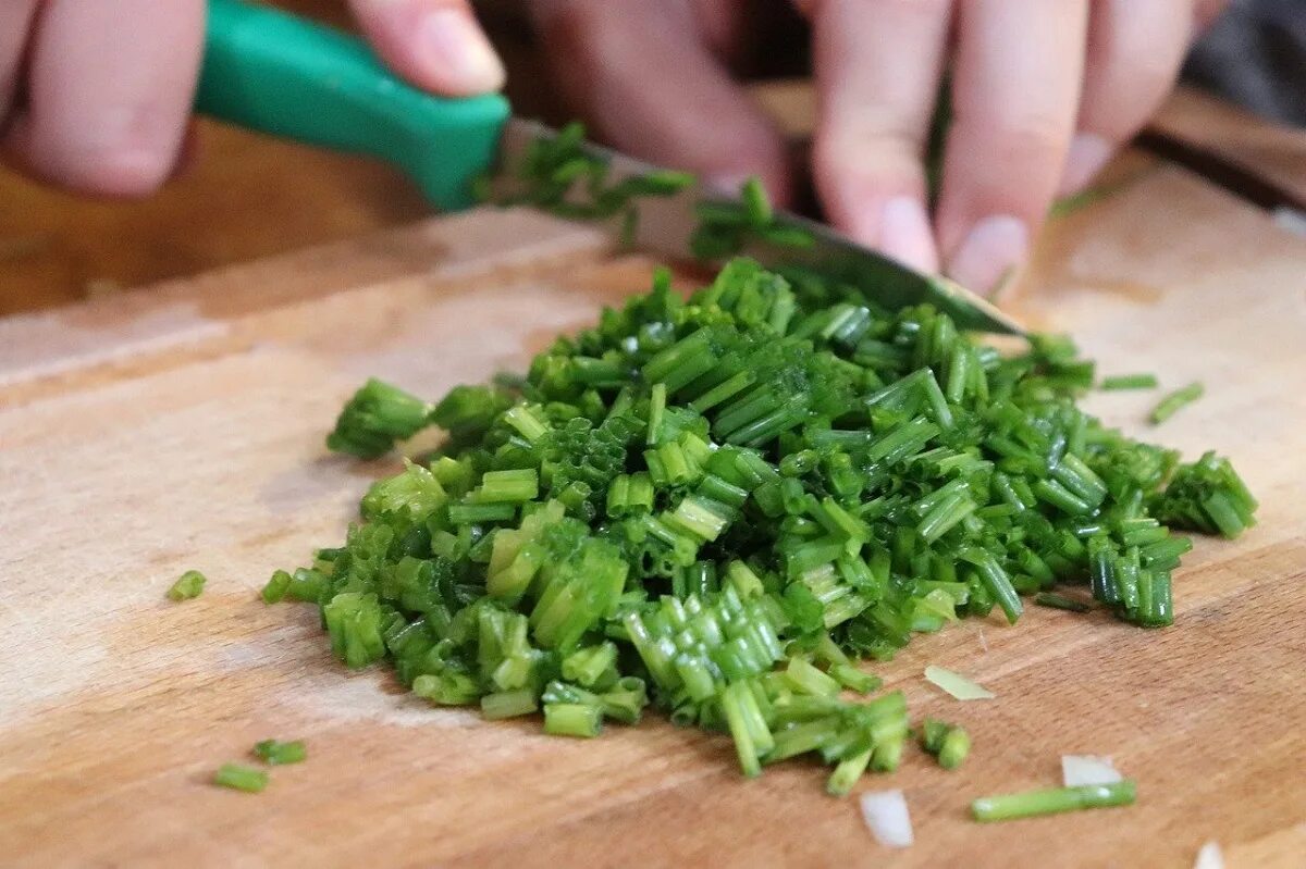 Chop vegetables. Vegetable Chopper капуста. Как резать овощи на суп. Petersilie. Резать петрушку отделить ножки.
